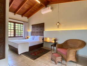 Casal no centro, piscina aquecida, banheira, sauna
